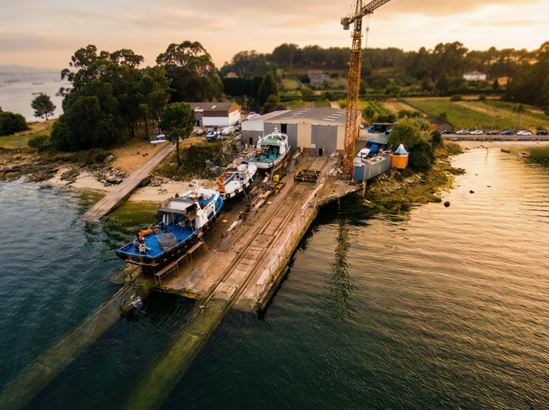 Astillero en Galicia especializado en construcción naval en PRFV visto desde dron